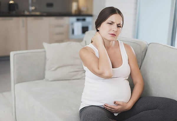 Đi tìm nguyên nhân khiến bà bầu thường bị đau mỏi vai gáy